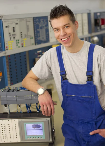 Χαμογελαστός Μηχανικός Στολή Χέρια Σταυρωμένα Στο Εργαστήριο — Φωτογραφία Αρχείου