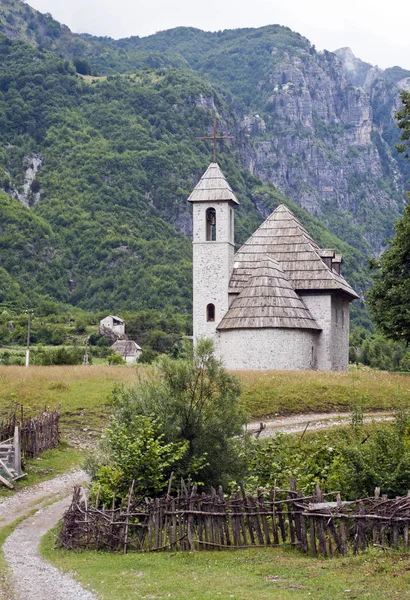 Nowo Wybudowany Kościół Wiejski Odległej Północnej Albańskiej Wsi Theth — Zdjęcie stockowe