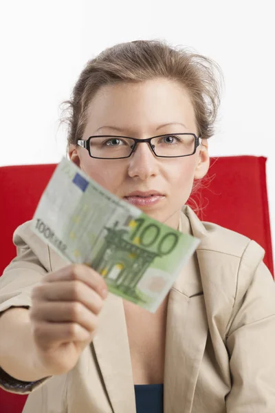深刻な見解の女性は100ユーロを示しています ストックフォト