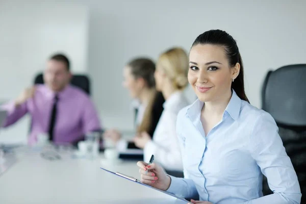 Succesvolle Zakenvrouw Staat Met Haar Personeel Achtergrond Bij Modern Helder — Stockfoto