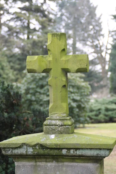 一个古老的墓碑十字架 — 图库照片