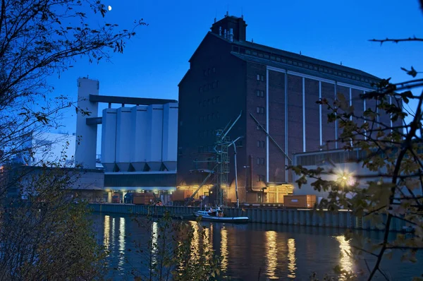 Hdr Zusammengesetzte Aufnahme Eines Kleinen Flusshafens Berlin Bei Nacht — Stockfoto