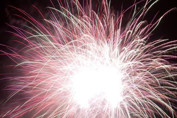 Farbenfrohes Feuerwerk Explodiert Himmel — Stockfoto