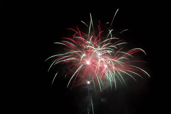 Взрыв Фейерверков Ночном Небе Празднование Праздника — стоковое фото