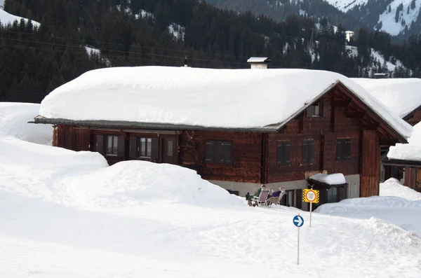 オーストリアのモンタフォンでたくさんの新雪に覆われた小さな木製の小屋 — ストック写真