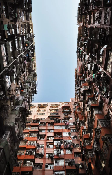 香港の高密度の住宅公共住宅 ぶら下がって洗濯を示し 密接にパックされたフラット — ストック写真