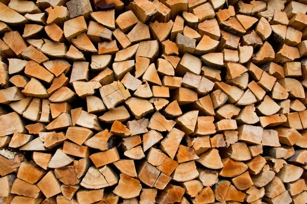 Ułożone Brązowe Rąbane Drewno Opałowe Tekstura Drewna Twardego — Zdjęcie stockowe