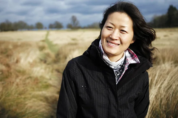 Ritratto Sorridente Donna Asiatica Guardando Fuori Lontananza Nel Campo — Foto Stock
