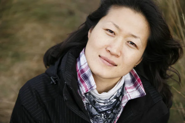 Portrait Asian Woman Looking Camera Field — Stock Photo, Image