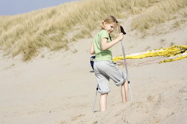 Klein Meisje Spelen Het Strand — Stockfoto