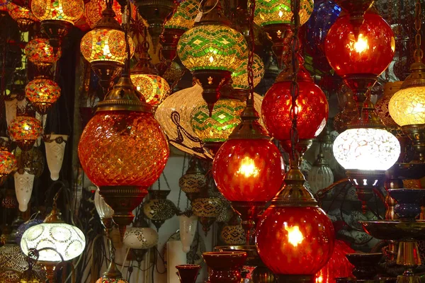 Stambul Pazarında Renkli Türk Cam Lambaları — Stok fotoğraf