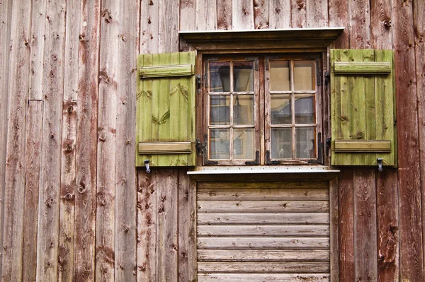 Старое Деревянное Окно Жалюзи — стоковое фото
