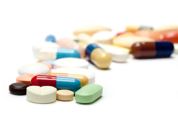 Tabletten Verschillende Pillen Verschillende Kleuren Tegen Witte Achtergrond — Stockfoto