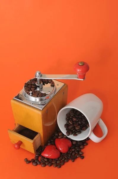Kaffeemühle Mit Tasse Heißgetränk — Stockfoto