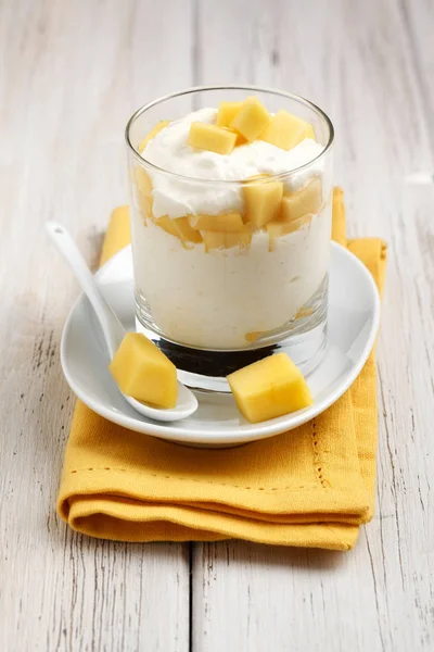 Crema Stratificata Con Pezzi Mango Bicchiere — Foto Stock