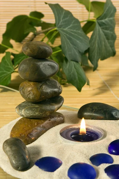 Lilin Yang Terbakar Dalam Mangkuk Dengan Pasir Dan Batu — Stok Foto