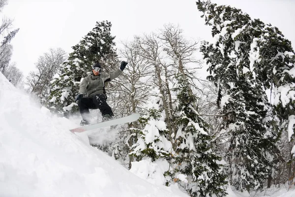 Snowboarder Fazendo Salto Passeio Livre Neve Temporada Inverno — Fotografia de Stock