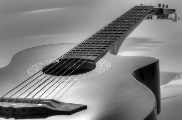 Una Guitarra Clásica Blanco Negro —  Fotos de Stock