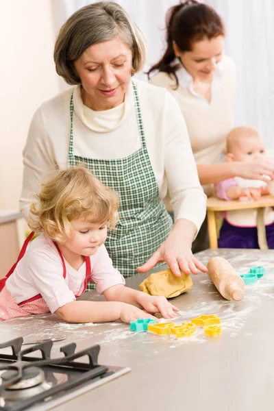 Nagymama Kislánnyal Tésztát Készít Sütéshez — Stock Fotó