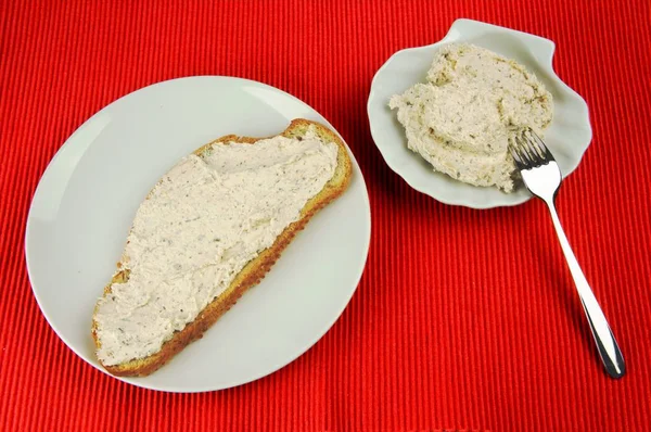 Kawałek Chleba Pokryty Tuńczykiem Kolorze Ligth Rozłożone Białym Talerzu Obok — Zdjęcie stockowe