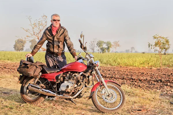 Gujarat India Caucásico Mediana Edad Con Motocicleta India Roja Entorno —  Fotos de Stock