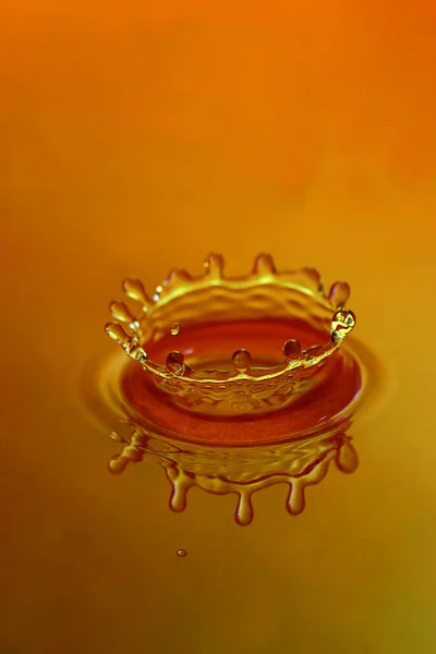 Goccia Acqua Fondo Giallo — Foto Stock