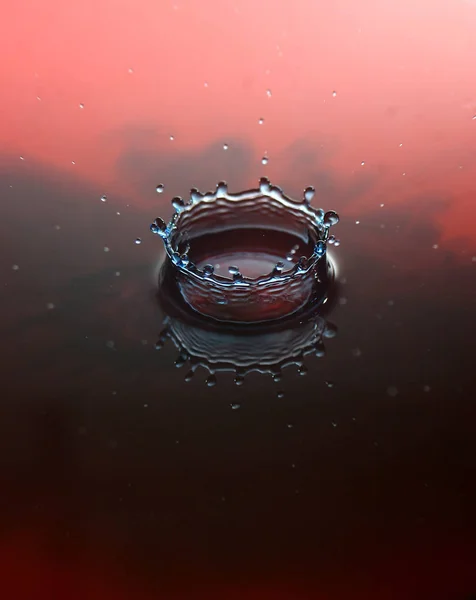 Брызги Воды Красном Фоне — стоковое фото