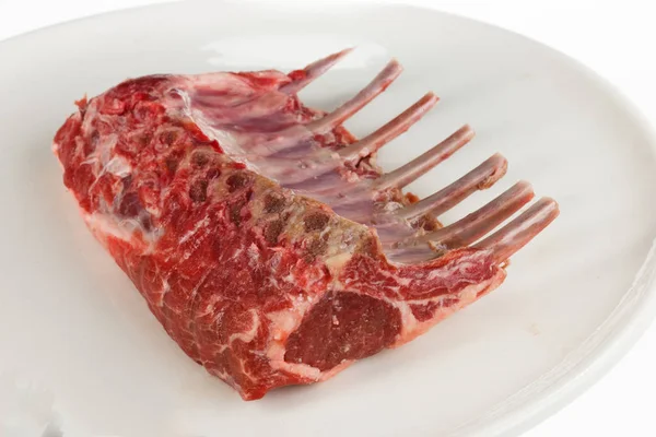 Carne Crua Com Alecrim Pimenta Placa Branca — Fotografia de Stock