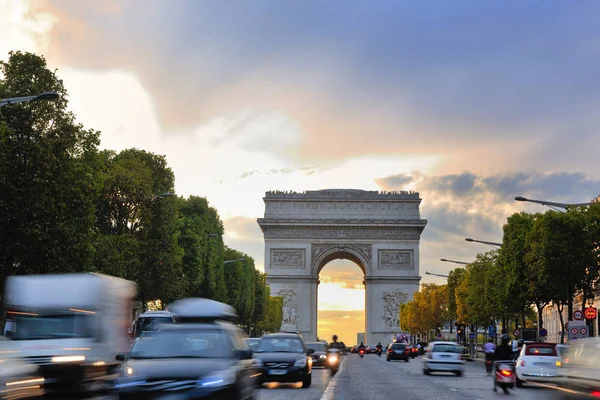 Gyönyörű Éjszaka Kilátás Autós Forgalom Rush Eavning Diadalív Párizs Franciaország — Stock Fotó
