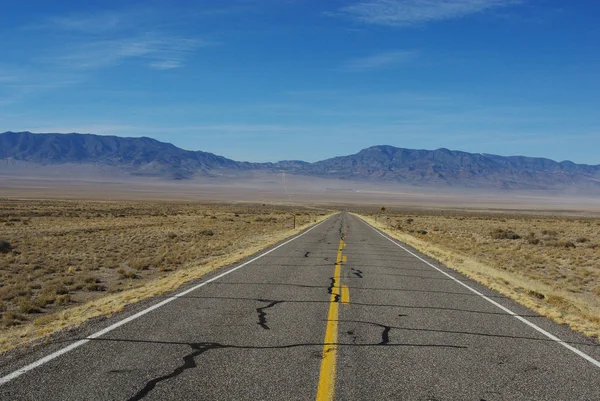 Autostrada Przez Rozległe Puste Przestrzenie Nevada — Zdjęcie stockowe