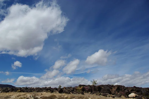 Rochas Negras Sob Belos Céus Nublados Perto Vale Morte Califórnia — Fotografia de Stock