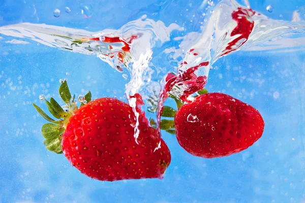 Frische Erdbeeren Die Auf Blauem Mosaik Ins Wasser Fallen — Stockfoto