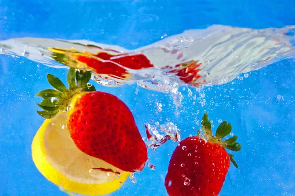 Frische Früchte Fallen Ins Wasser Auf Blauem Mosaik Hintergrund — Stockfoto