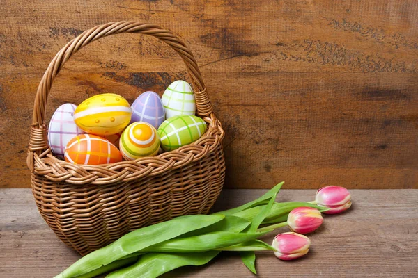 Gros Plan Panier Avec Des Œufs Pâques Des Tulipes Devant — Photo