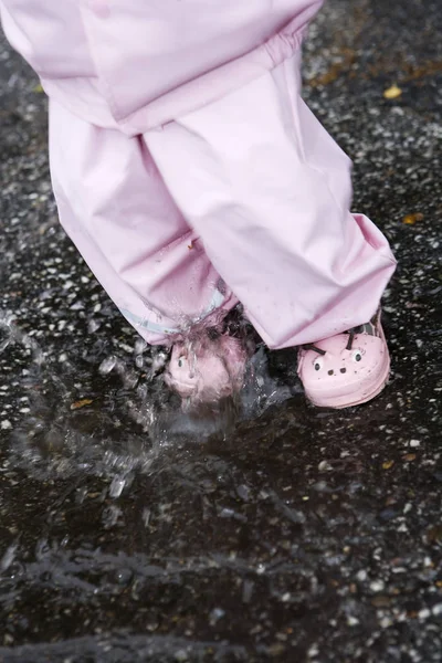 Niña Una Piscina Agua — Foto de Stock