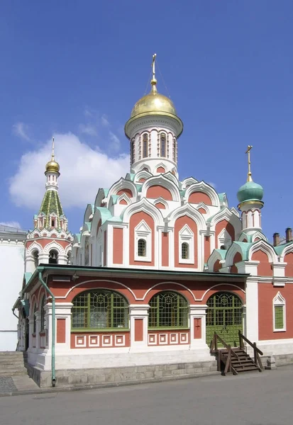 黄金のタマネギドームとロシアの豊かな装飾が施された家 — ストック写真