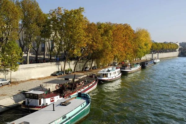 巴黎塞纳河上的驳船 树上有秋天的树叶 — 图库照片