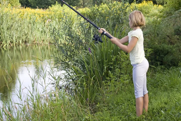 Маленька Дівчинка Риболовля Озері — стокове фото