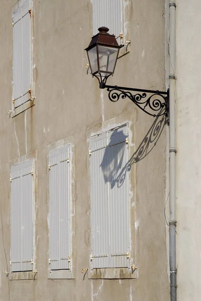 Fransa Sokak Lambası Binanın Cephesi Gölgeli — Stok fotoğraf
