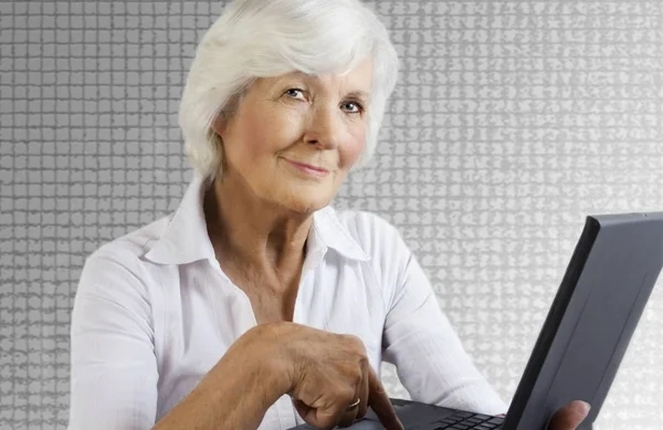 Retrato Uma Mulher Sorridente Com Computador Portátil — Fotografia de Stock