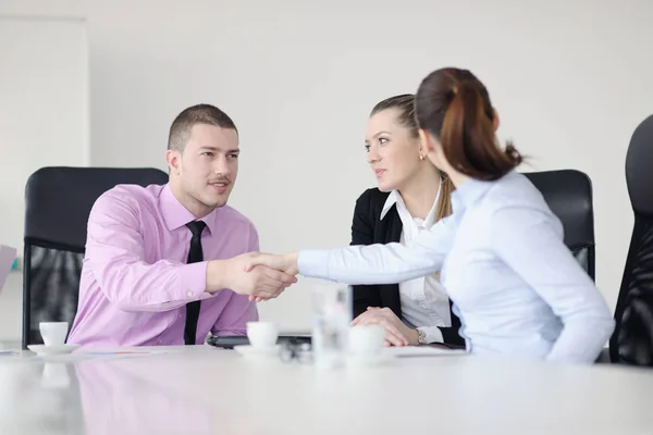 Business People Team Een Vergadering Een Lichte Moderne Kantooromgeving — Stockfoto