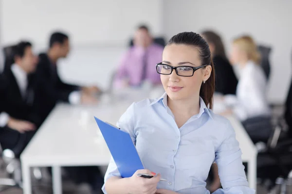 Succesvolle Zakenvrouw Staat Met Haar Personeel Achtergrond Bij Modern Helder — Stockfoto