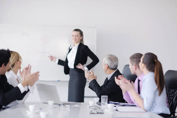 Equipo Empresarios Una Reunión Entorno Oficina Ligero Moderno —  Fotos de Stock