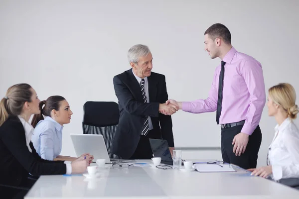 Geschäftsleute Team Bei Einem Meeting Einer Hellen Und Modernen Büroumgebung — Stockfoto