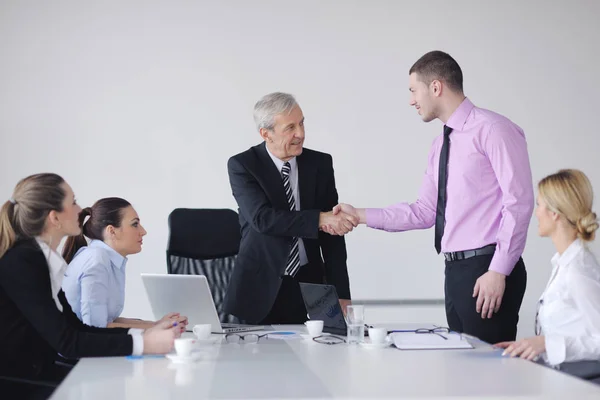 Geschäftsleute Team Bei Einem Meeting Einer Hellen Und Modernen Büroumgebung — Stockfoto