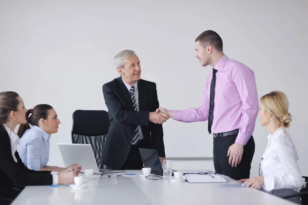 Geschäftsleute Team Bei Einem Meeting Einer Hellen Und Modernen Büroumgebung — Stockfoto