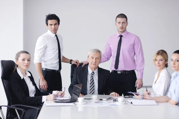 Business People Team Een Vergadering Een Lichte Moderne Kantooromgeving — Stockfoto