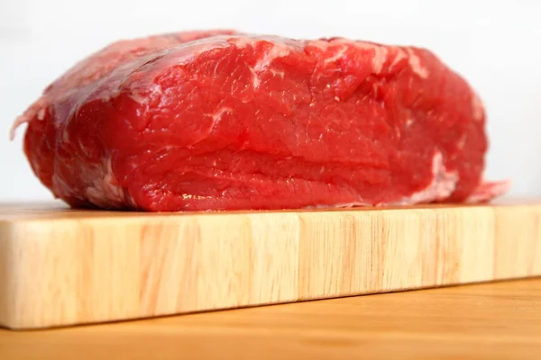 木板上的肉 — 图库照片