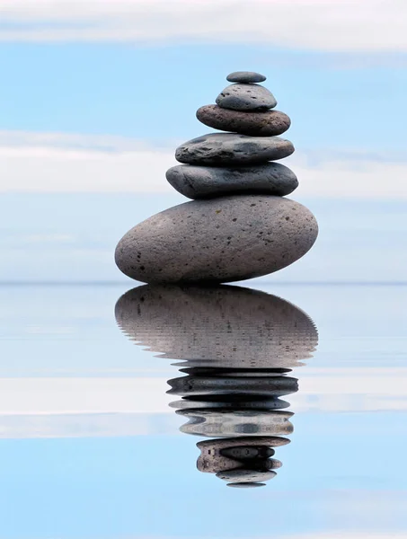 Torre Pedra Com Reflexão — Fotografia de Stock