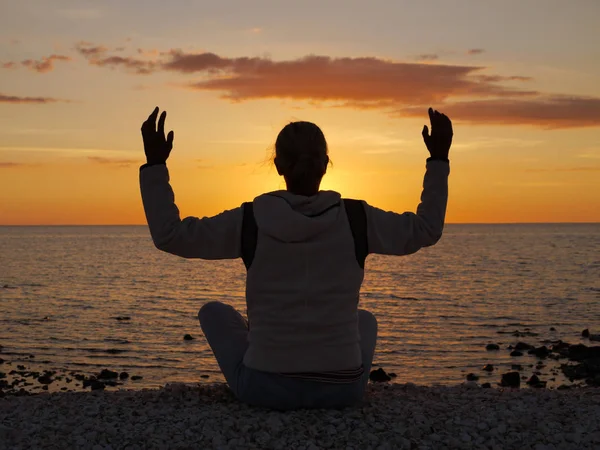 Silhouet Van Vrouw Die Yoga Beoefent Bij Zonsondergang — Stockfoto